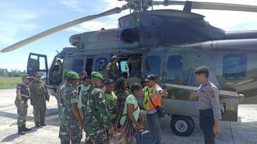 63f36d416a44e-viva-militer-tni-polri-berhasil-evakuasi-18-warga-nduga-dari-ancaman-opm_375_211