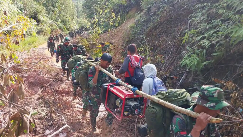 Prajurit-TNI-Berikan-Bantuan-Korban-Bencana-dengan-Berjalan-Kaki_20251209_085229