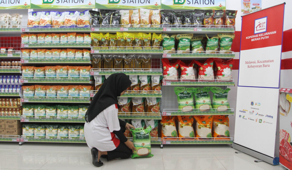 melihat-gerai-koperasi-kelurahan-merah-putih-melawai-22072025-180045