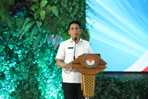 wakil-menteri-dalam-negeri-akhmad-wiyagus-saat-memberikan-ar-ncpy